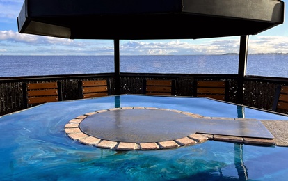 Беседка МАЯК Предлагаем для бронирования беседку Маяк на косе с дровяным очагом и великолепными видами на Псковское озеро. Беседка рассчитана на комфортное размещение до 12 человек.