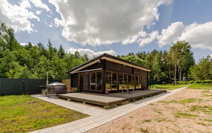 Банкетный зал с русской баней и купелью Банкетный зал с русской баней, купелью и панорамным видом на озеро, который может вместить до 25 человек.